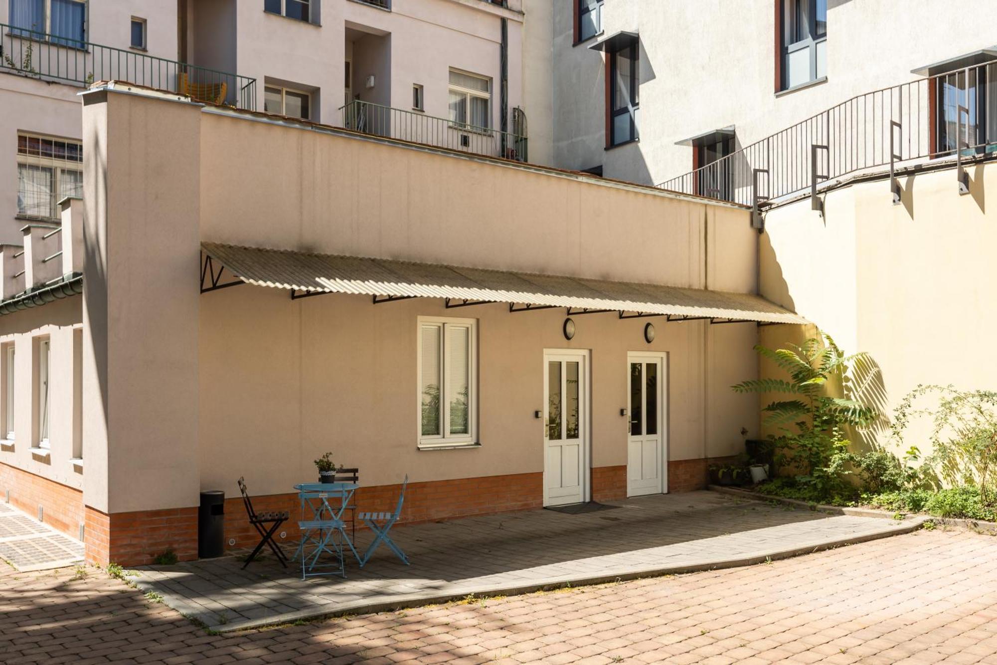 Spacious Apartment In Quiet Courtyard Near Charles Bridge — Photos 3