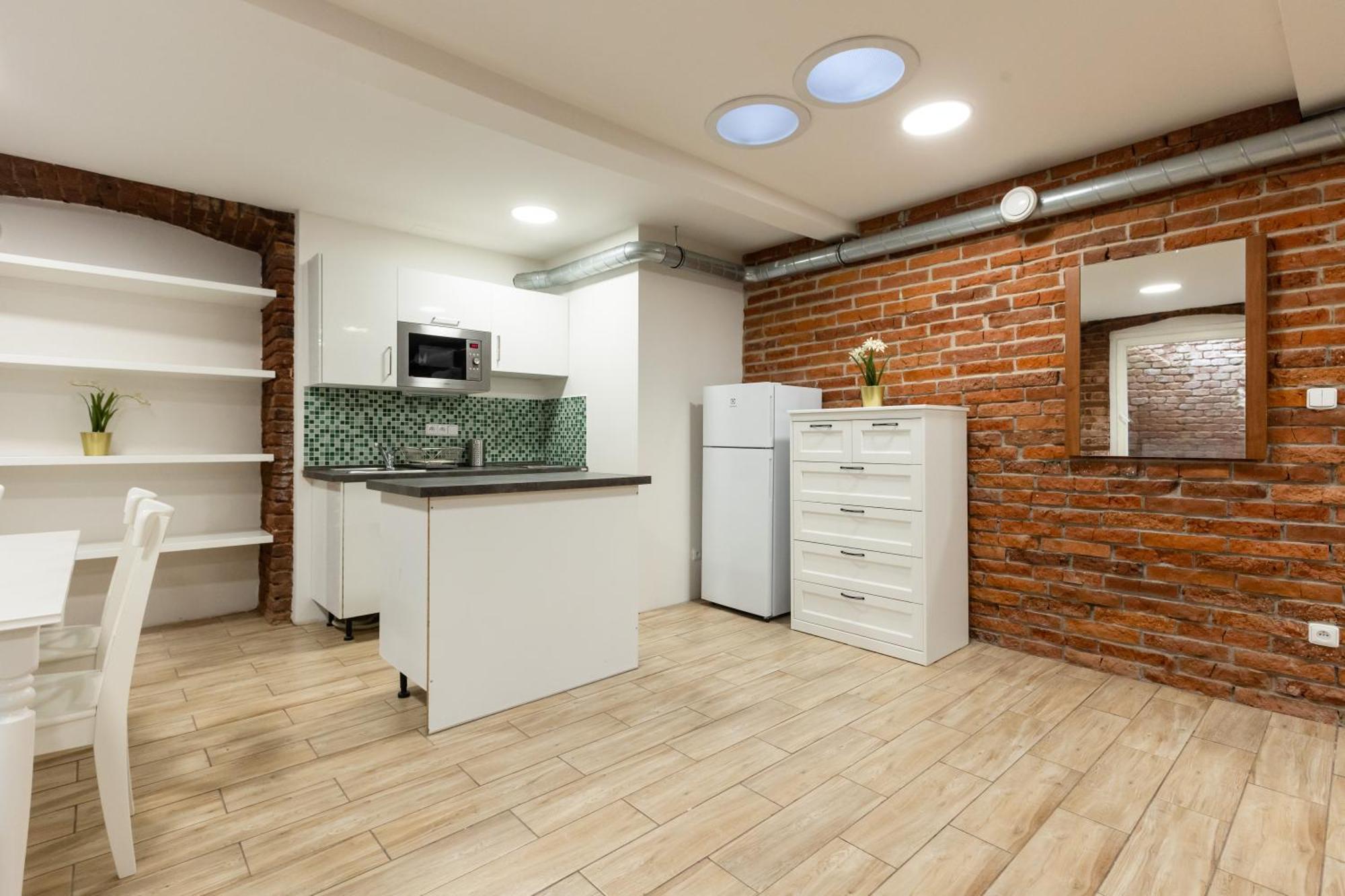 Spacious Apartment In Quiet Courtyard Near Charles Bridge — Photos 1